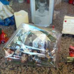 Dopo il vergognoso furto, una donazione anonima sulla tomba del bimbo di 7 anni