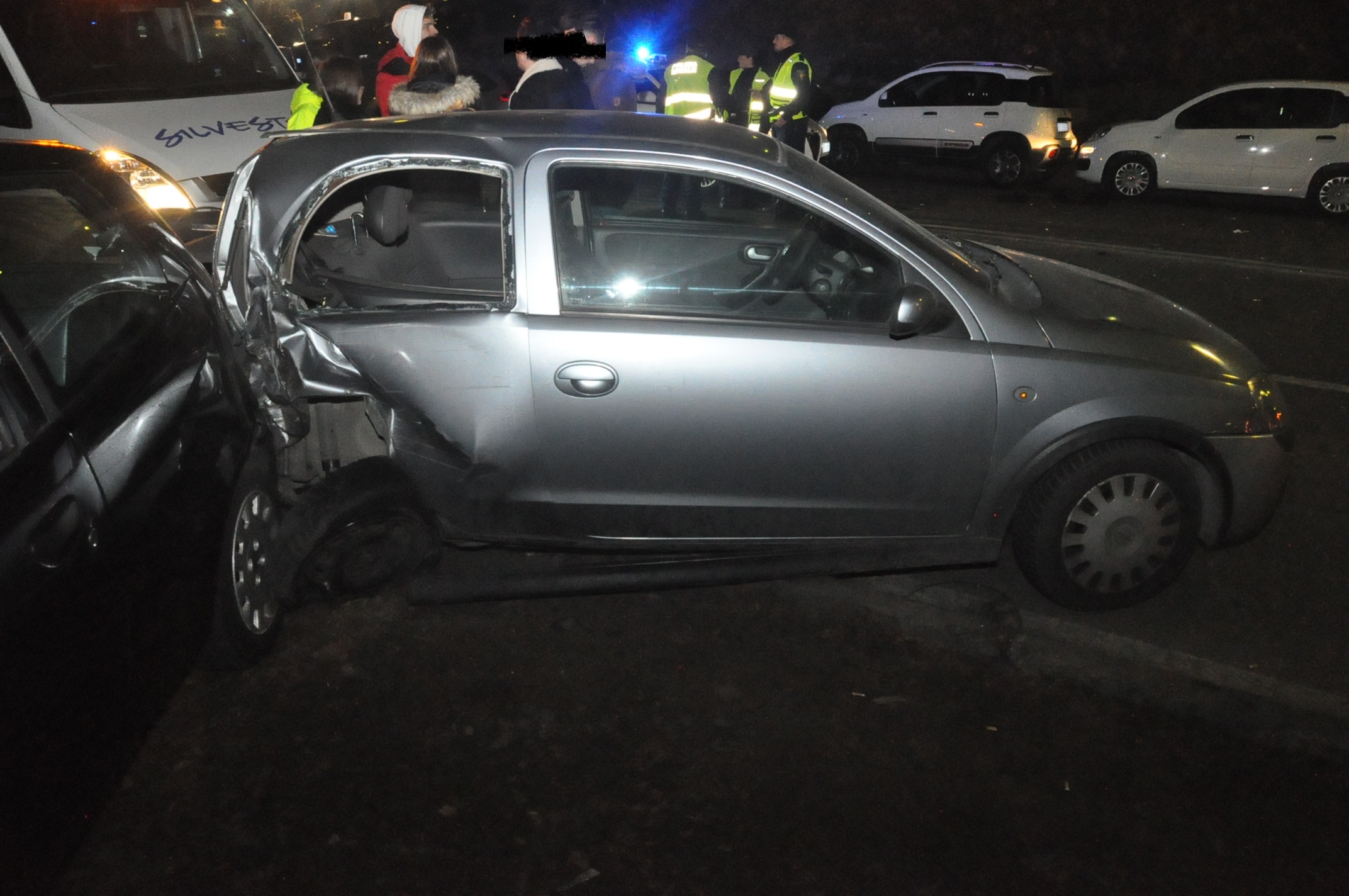 Auto senza controllo contro sette veicoli in sosta – Incidente in corso Moncalieri