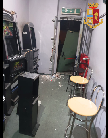 Devastano un bar di Mirafiori e rubano i soldi in cassa – Arrestati due pregiudicati