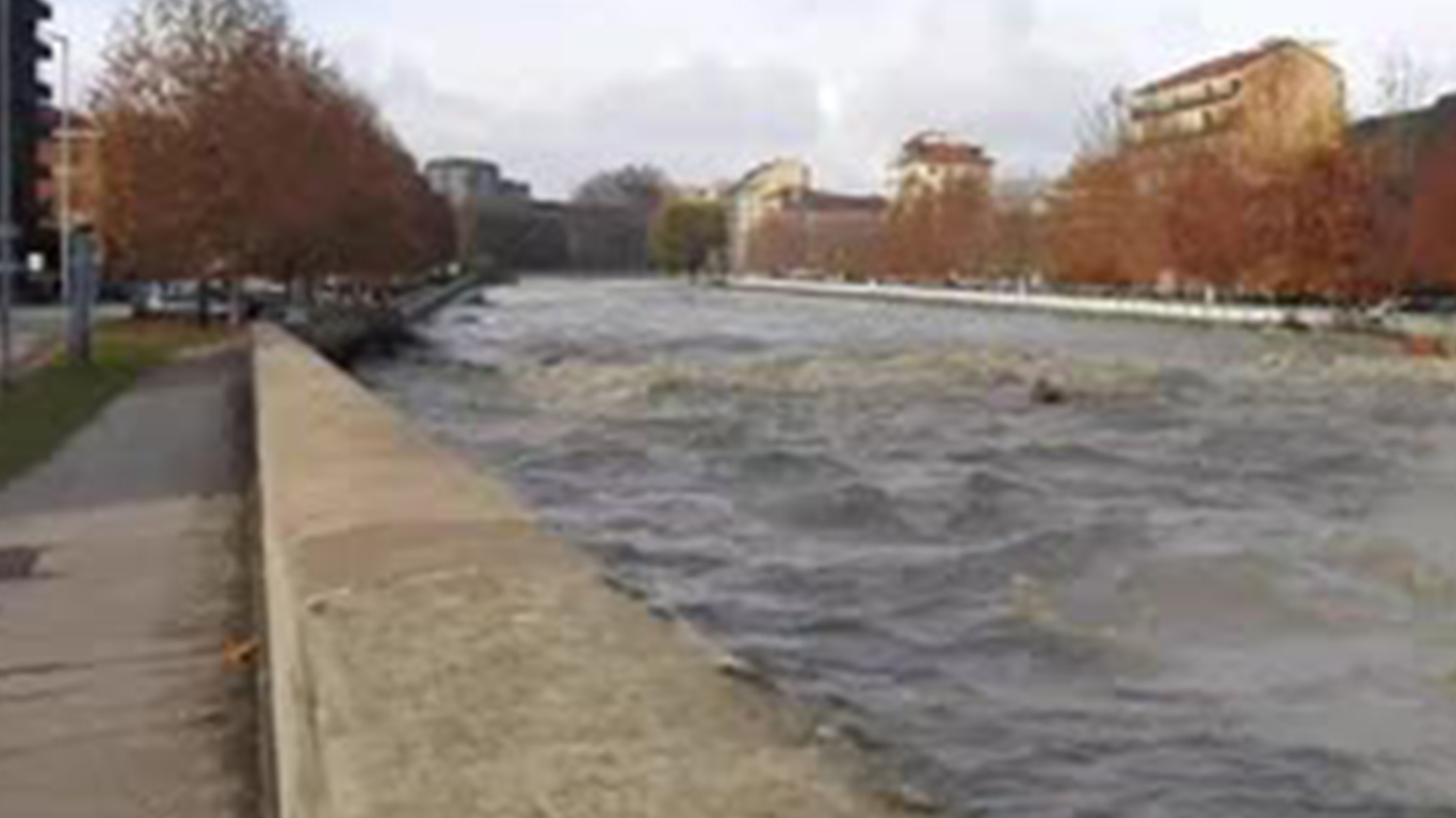 Torino – Ragazzo ubriaco finisce nelle acque gelide della Dora, trascinato dalla corrente. Salvato dalla Polizia