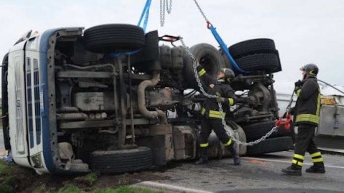 Si ribalta con il Tir in Tangenziale e resta incastrato – Camionista in gravissime condizioni, disagi nel traffico