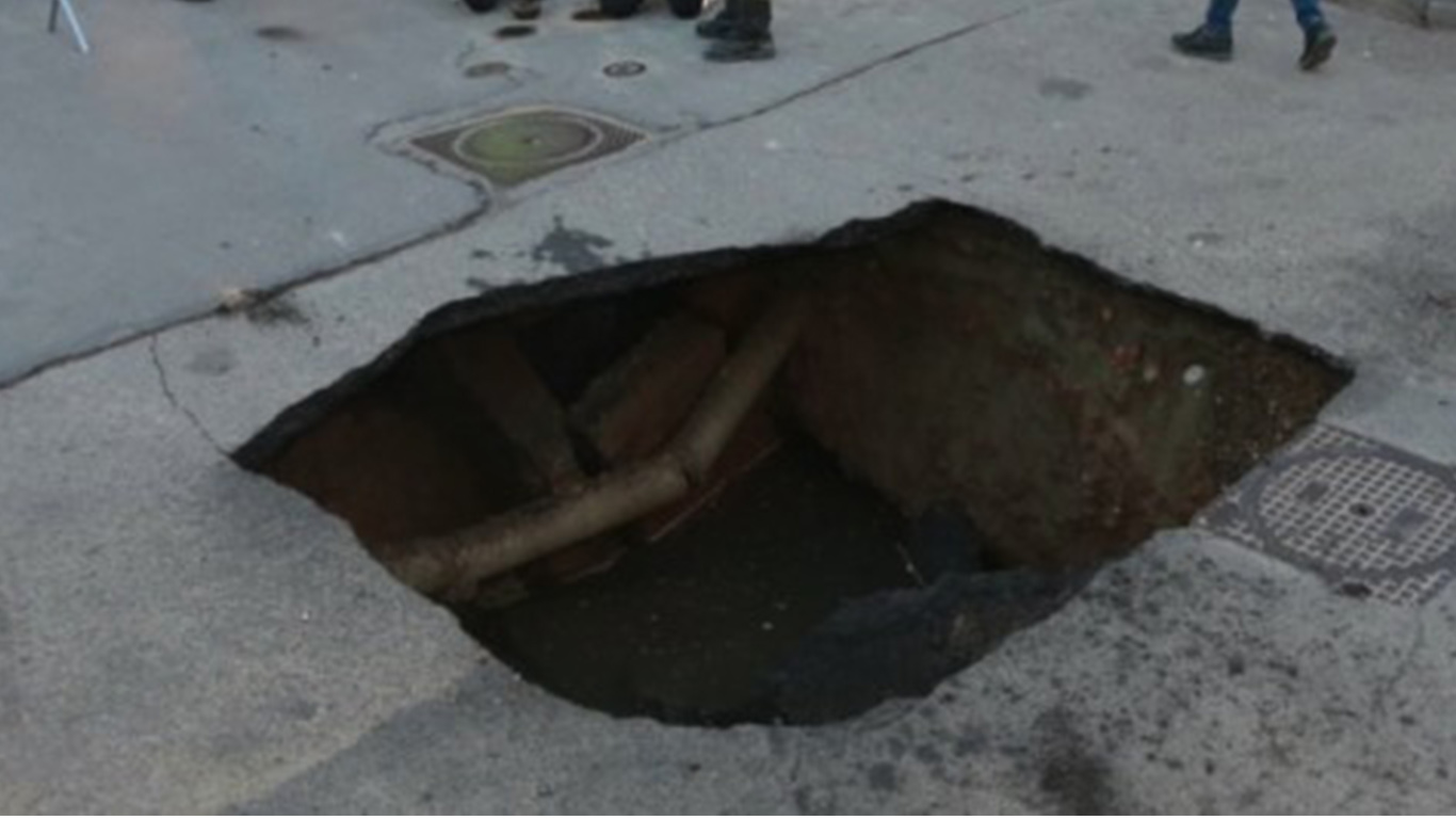 Voragine profonda 2 metri si apre in strada – Sfiorata tragedia nel Torinese, è allarme fra i residenti