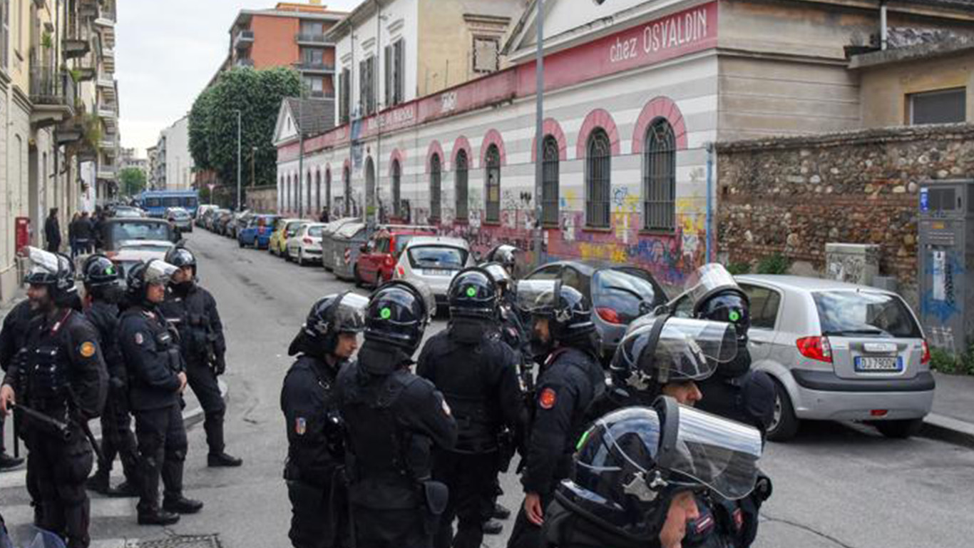 Sgomberato il centro sociale “L’Asilo” – Operazioni all’alba, anarchici salgono sul tetto