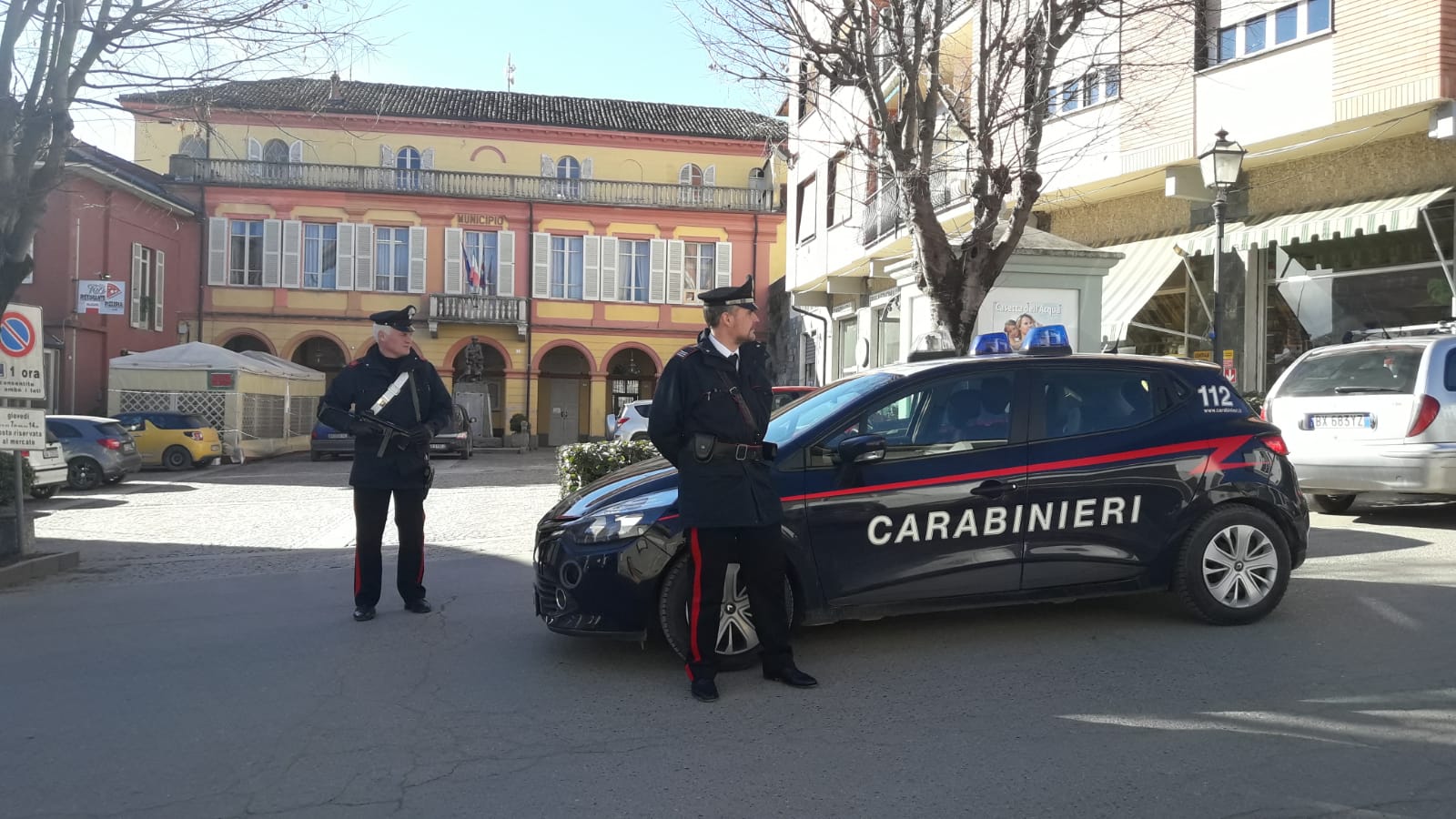 Si accorgono di essere seguiti dai Carabinieri e si cambiano il posto di guida – L’autista non aveva mai preso la patente