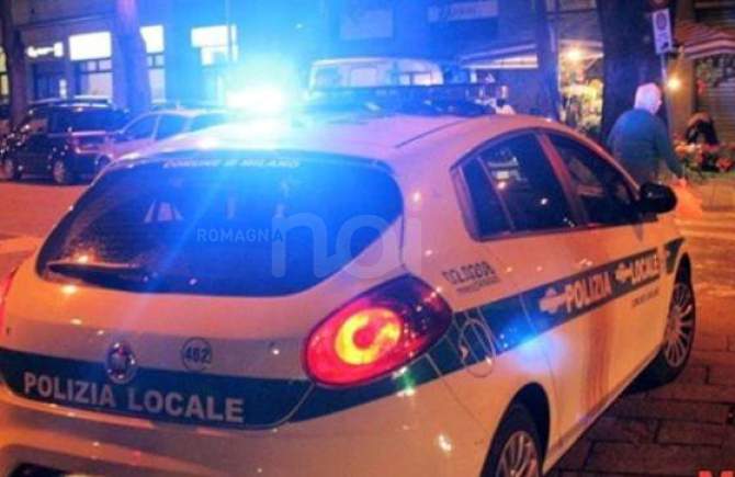 Torino – Musica a palla, baristi senza mascherina e assembramenti. I residenti chiamano i vigili, chiuso locale