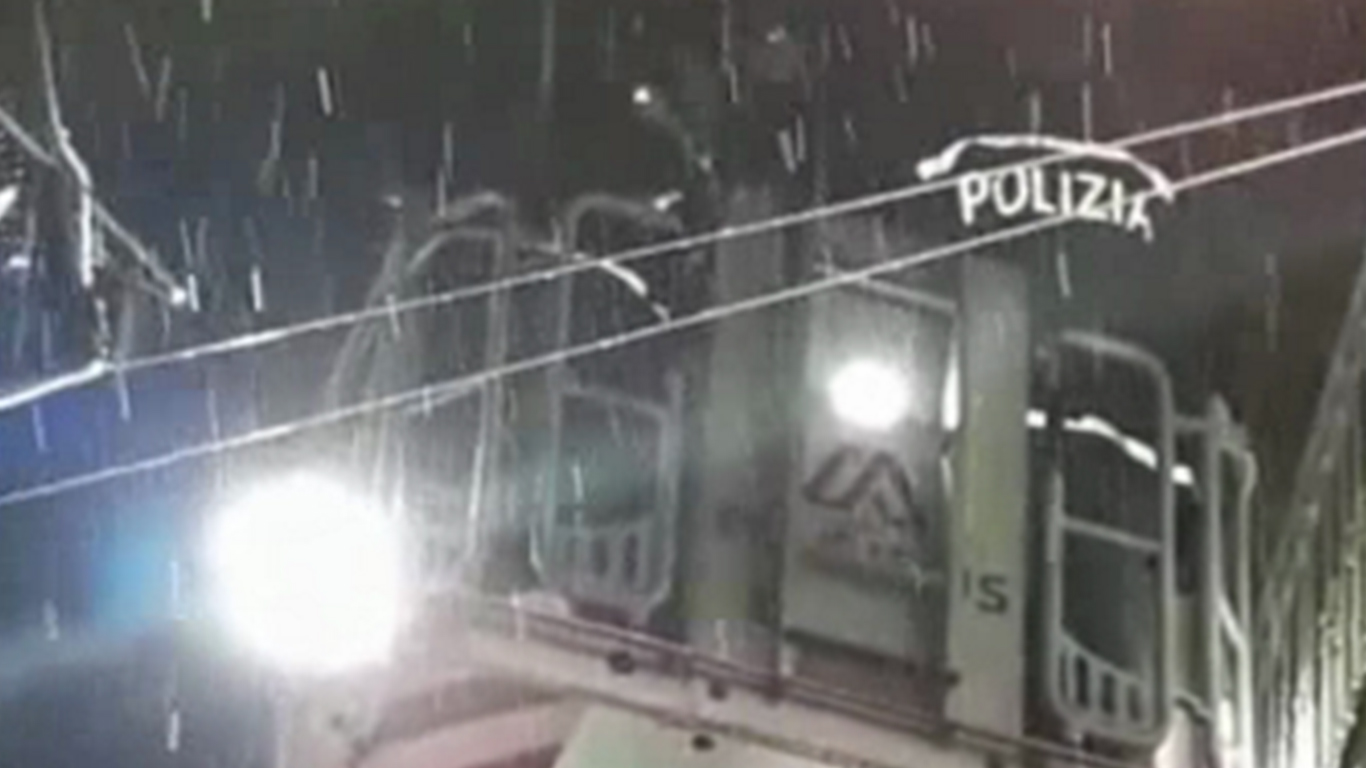 Clandestino tenta la fuga in mutande dalla finestra, ma resta bloccato sul balcone