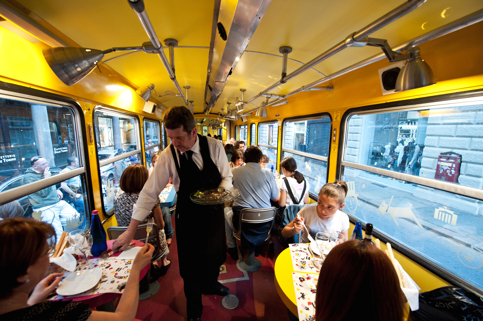 31 anni e non sentirli- Che storia il RistoTram, il primo ristorante su rotaie d’Europa