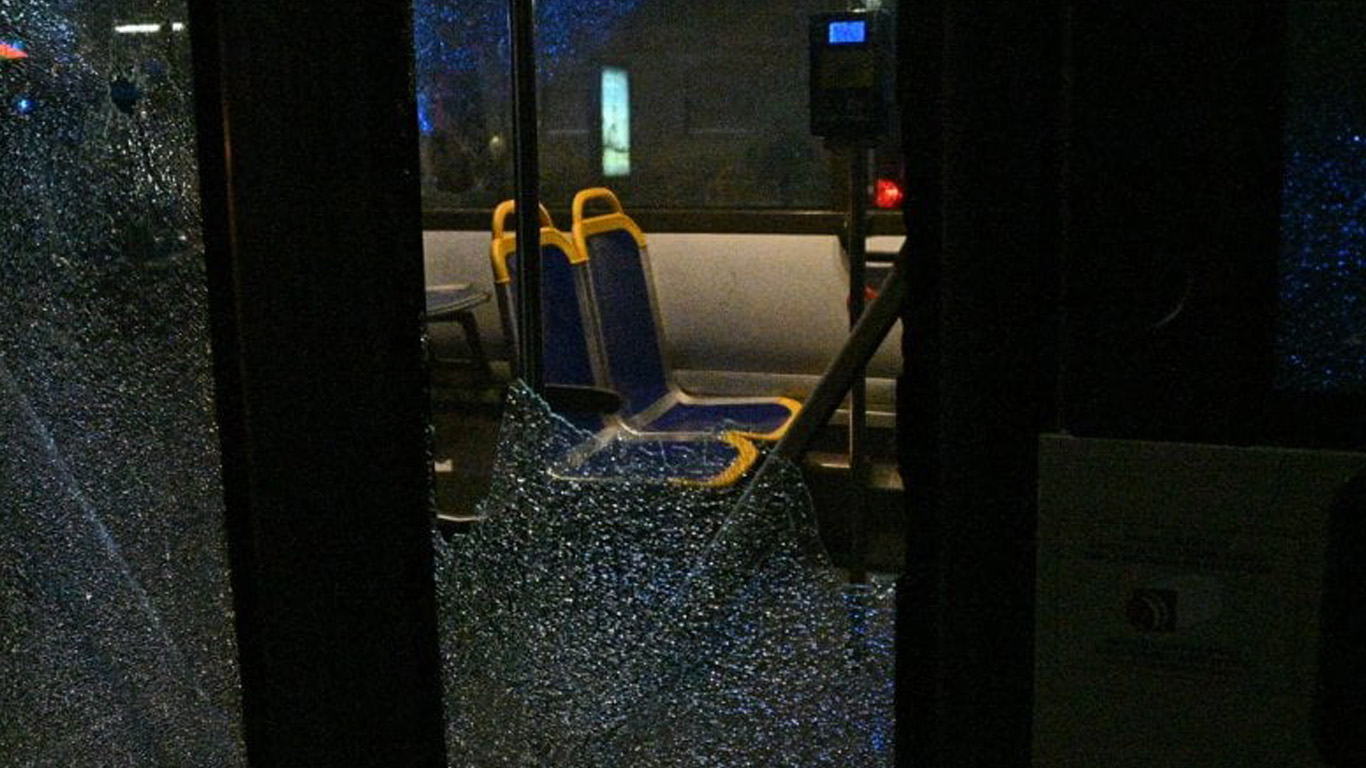 Torino messa a ferro e fuoco dagli antagonisti – Guerriglia, un autobus assalito “Tremo ancora adesso”, dice l’autista