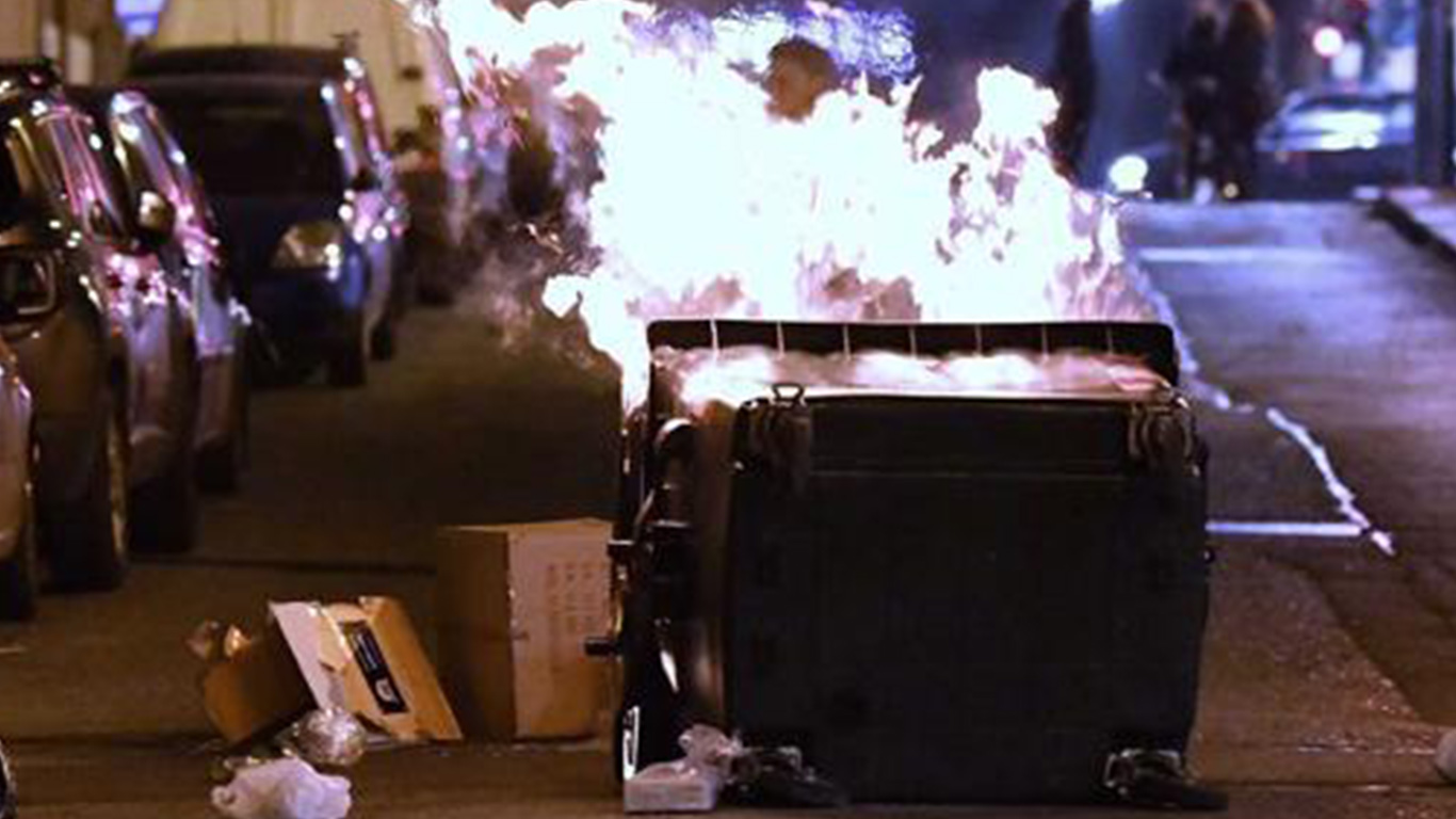 Serata di guerriglia a Torino dopo lo sgombero del centro sociale – Bombe carta e fiamme,  sei arresti