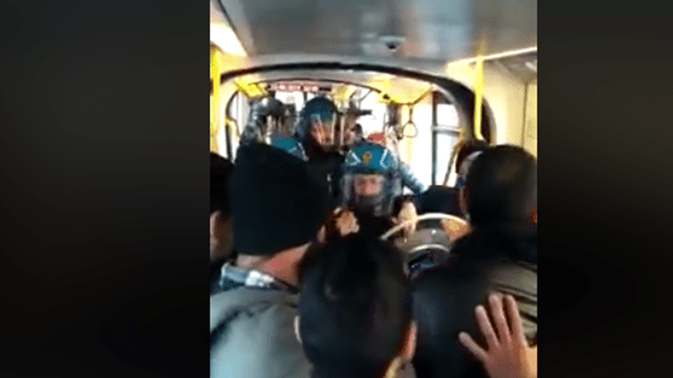 Il video della carica della Polizia sul tram contro anarchici – Consigliere  5S “Si metta fine a clima da stato di Polizia”