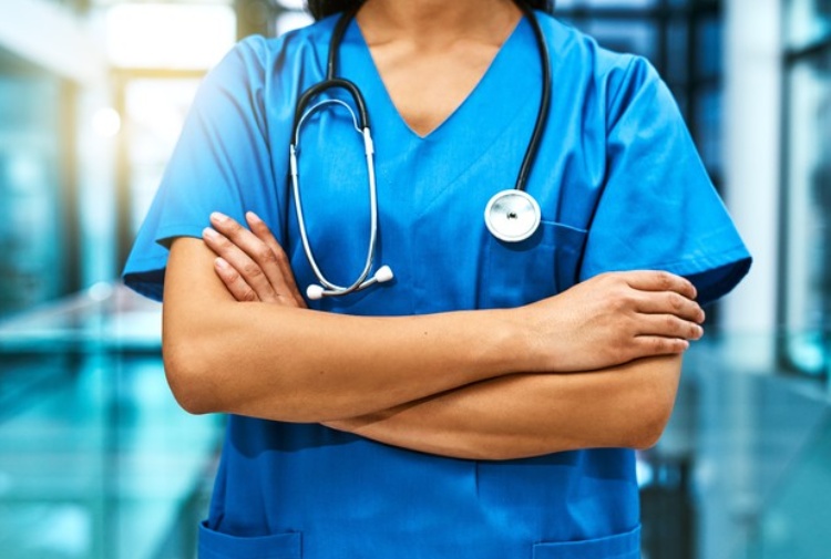 Torino – Curava i tumori con erbe e psicoterapia: dottoressa torna in carcere