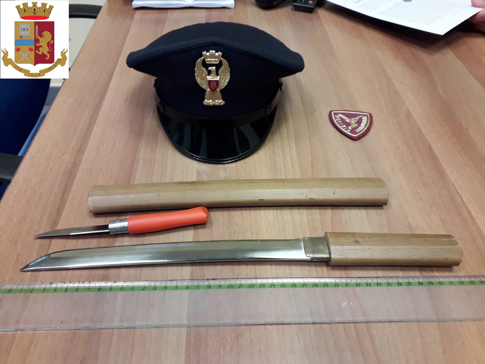 Follia a Porta Nuova – Armato di coltelli si denuda lungo il primo binario