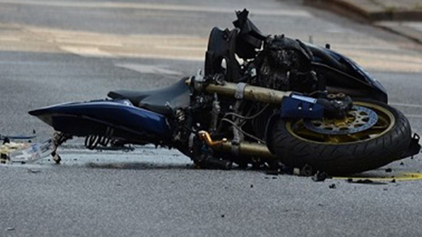 Scontro furgone-scooter sul raccordo autostradale – Grave una donna sbalzata fuori dal mezzo