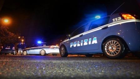Ruba smartphone a una ragazza in zona universitaria, poi le scaglia contro una bottiglia di birra – Arrestato