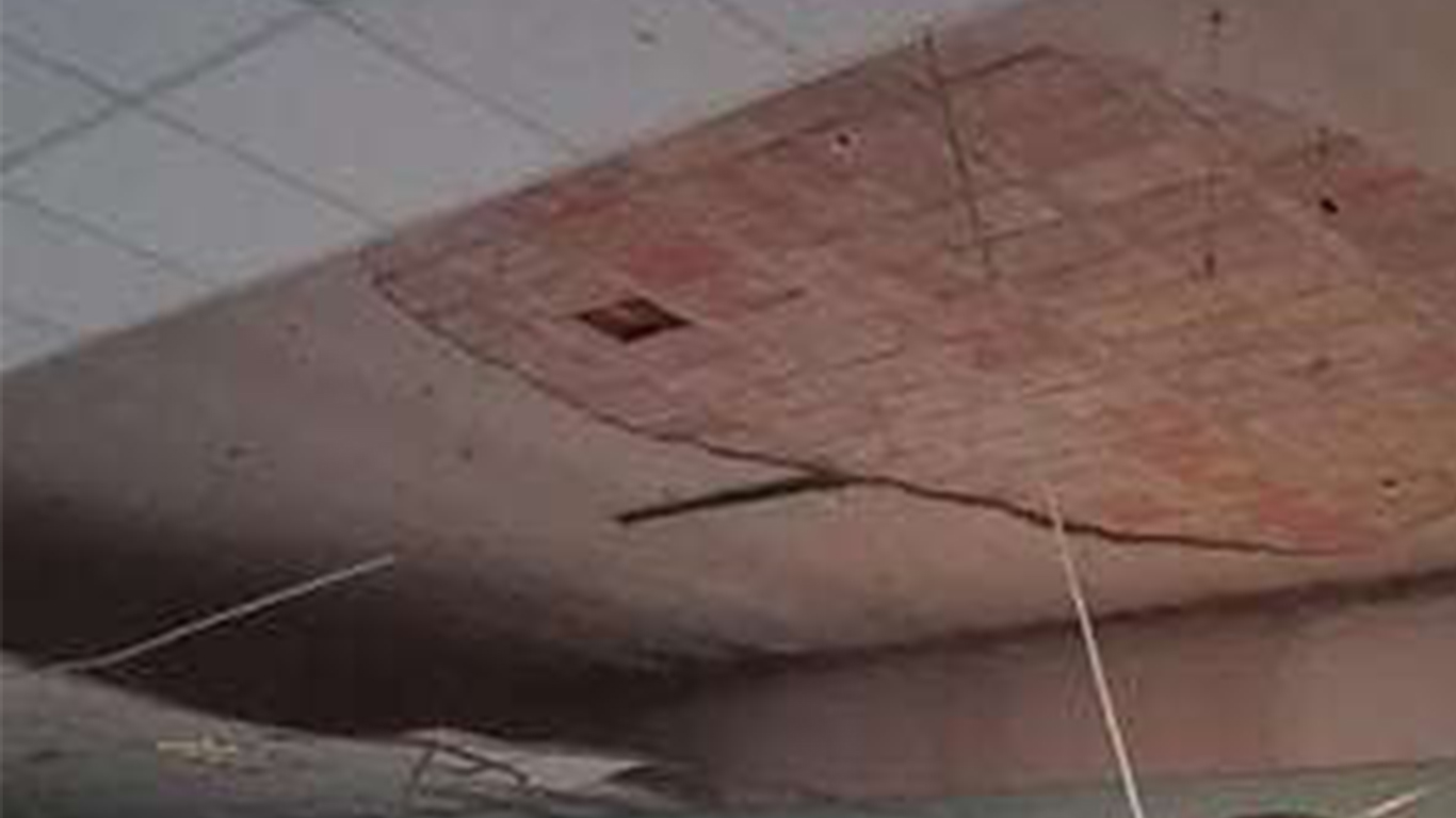 Paura durante una festa in asilo –  Cadono calcinacci, feriti una mamma e il suo bimbo