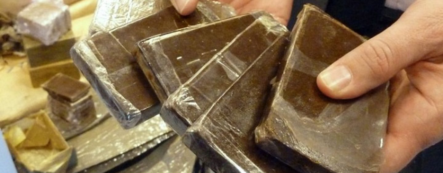Nasconde oltre 2 kg di droga nel comò della sua stanza – Giovane italiano arrestato a Madonna di Campagna