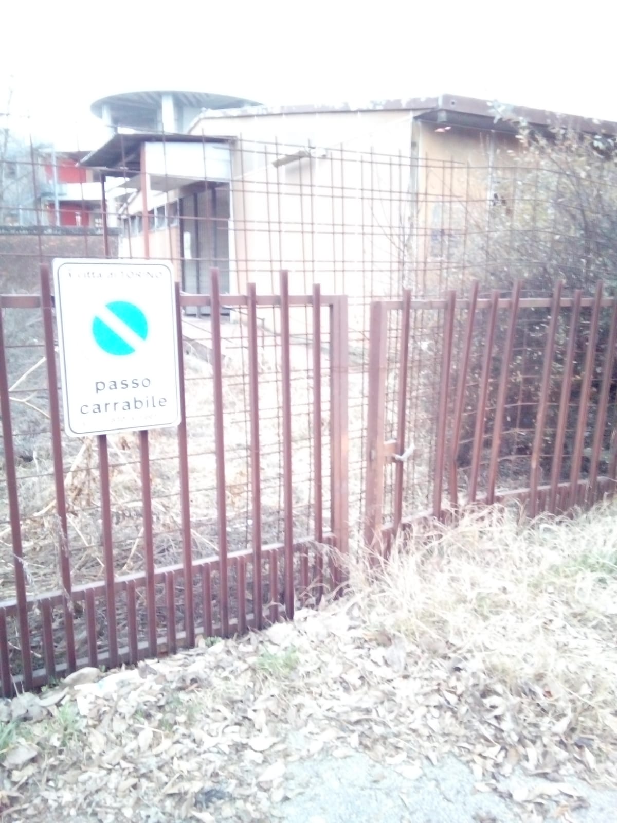 “Emergenza amianto in via Orbetello”, allarme lanciato da un residente – Il degrado della struttura abbandonata