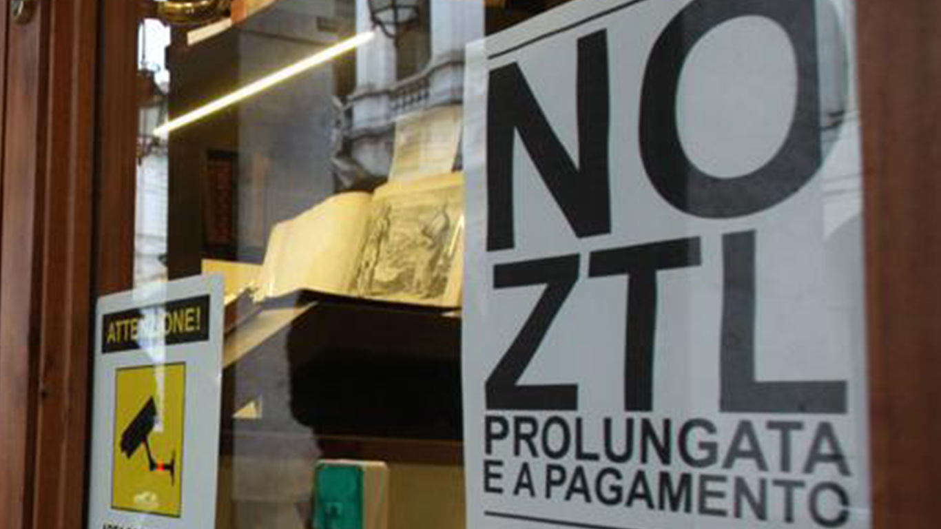 Ztl – “La sindaca ha il dovere di ascoltare soluzioni alternative” – I vigili staccano i cartelli, continua la polemica