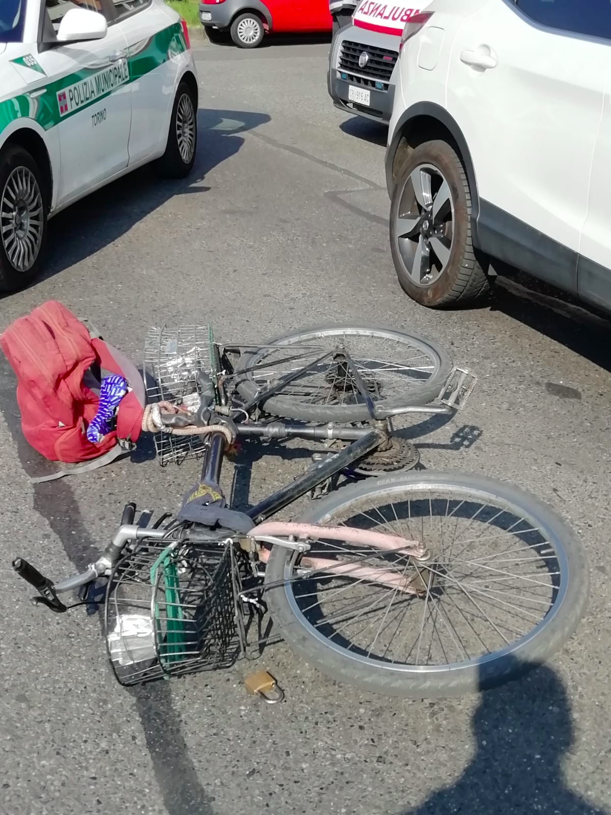 Incidente mortale in via Verolengo – Ciclista colpito da un’auto, cade e muore sul posto