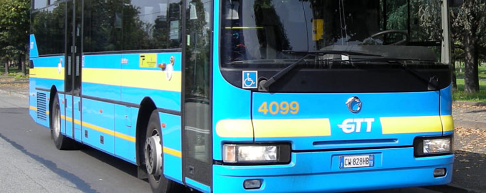 Prendono a sputi i passeggeri e costringono autista a fermare la corsa – Una banda crea il panico