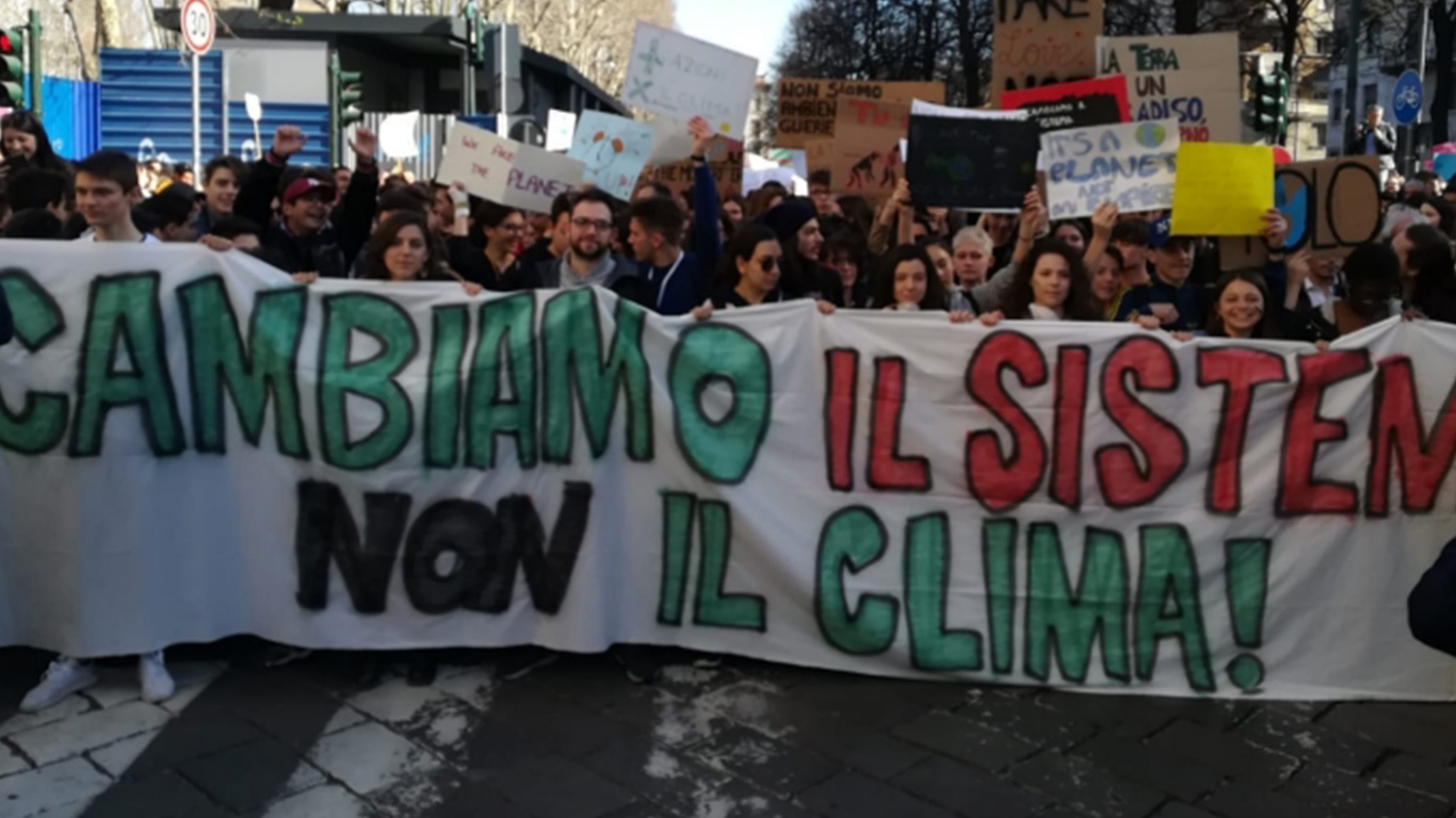 Un mare di giovani in marcia per il clima – In 20mila a Torino suonano mille sveglie “Non c’è più tempo!”