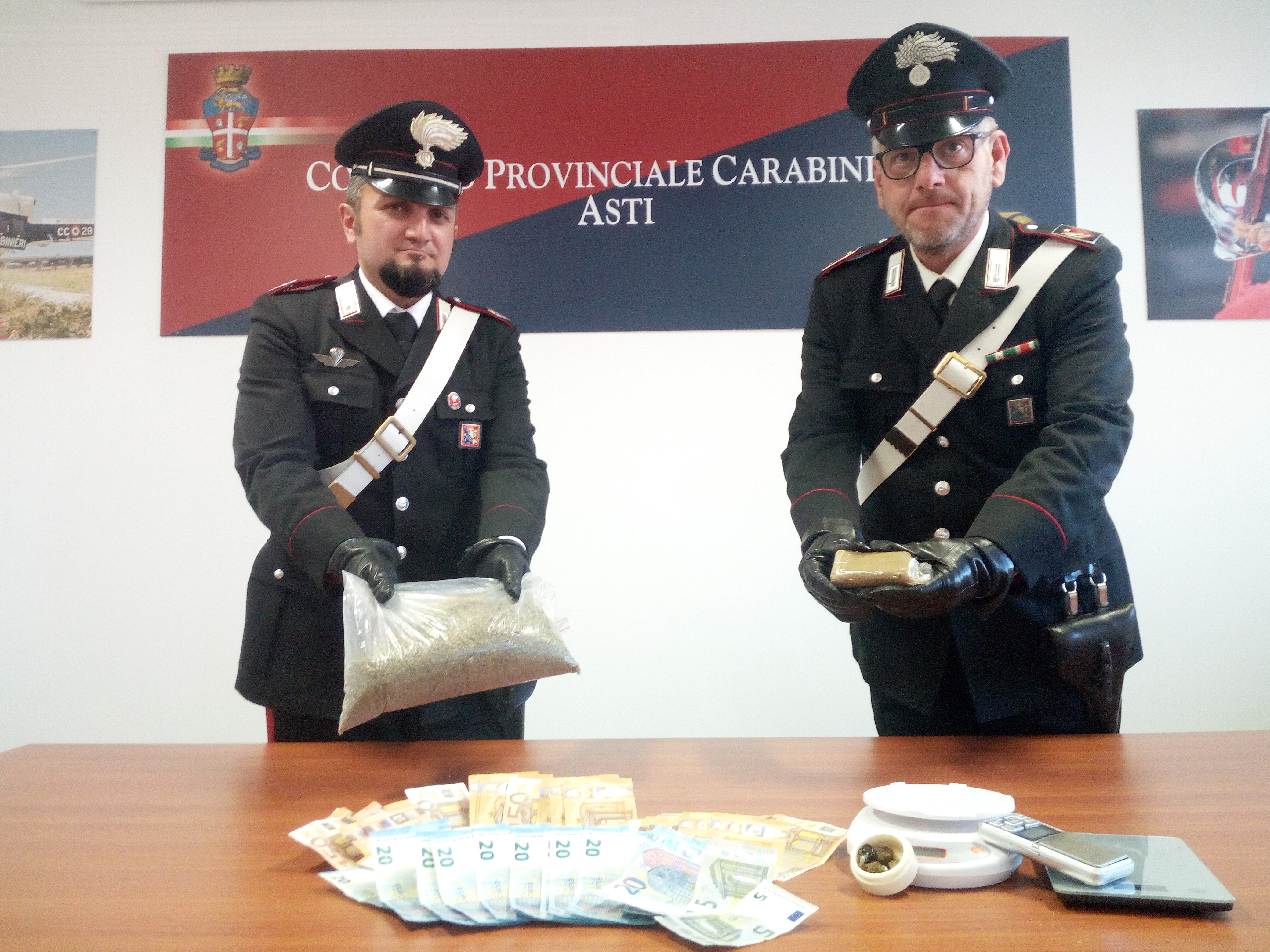 Bambino di due anni solo in strada  – I carabinieri lo accompagnano a casa e trovano oltre 3 etti di droga