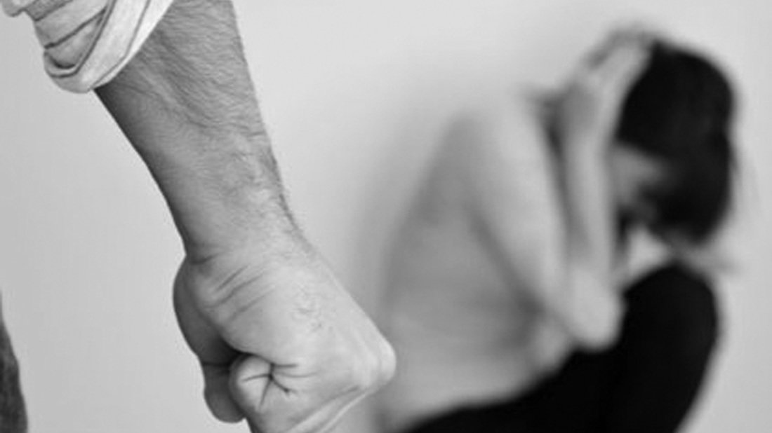 Si scaglia sulla moglie con una mazza da baseball, davanti ai figli atterriti – Fermato dopo 4 anni di violenze