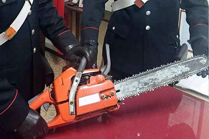 Furiosa lite fra vicini – Usano accetta e motosega in una battaglia in strada. Denunciati dai carabinieri