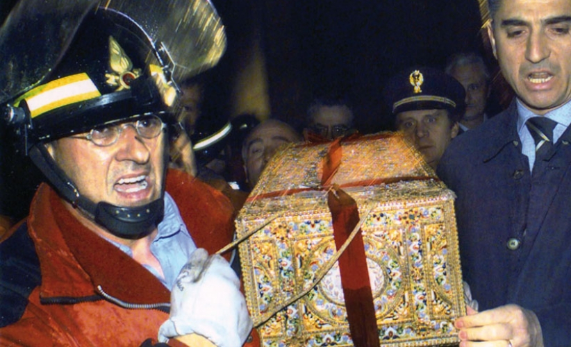 Parla il Vigile del Fuoco che salvò la Sindone dalle fiamme nel 1997 – “Anche Notre Dame risorgerà”
