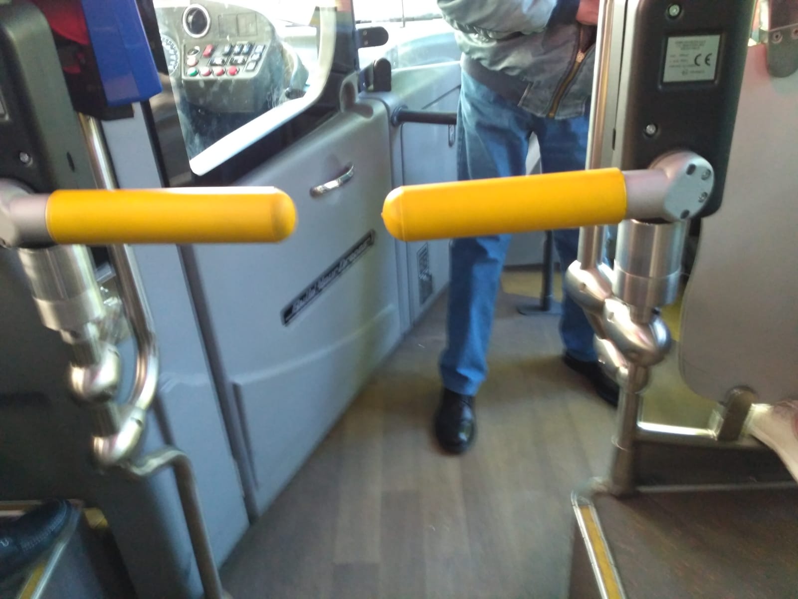 “Via i tornelli dal bus 19, favore al  suk di via Carcano? Stop a bazar del degrado!”