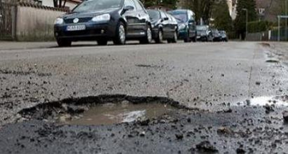 A Torino le buche in strada sono un salasso per il Comune – Speso mezzo milione di euro per rimborsare chi ha subito danni