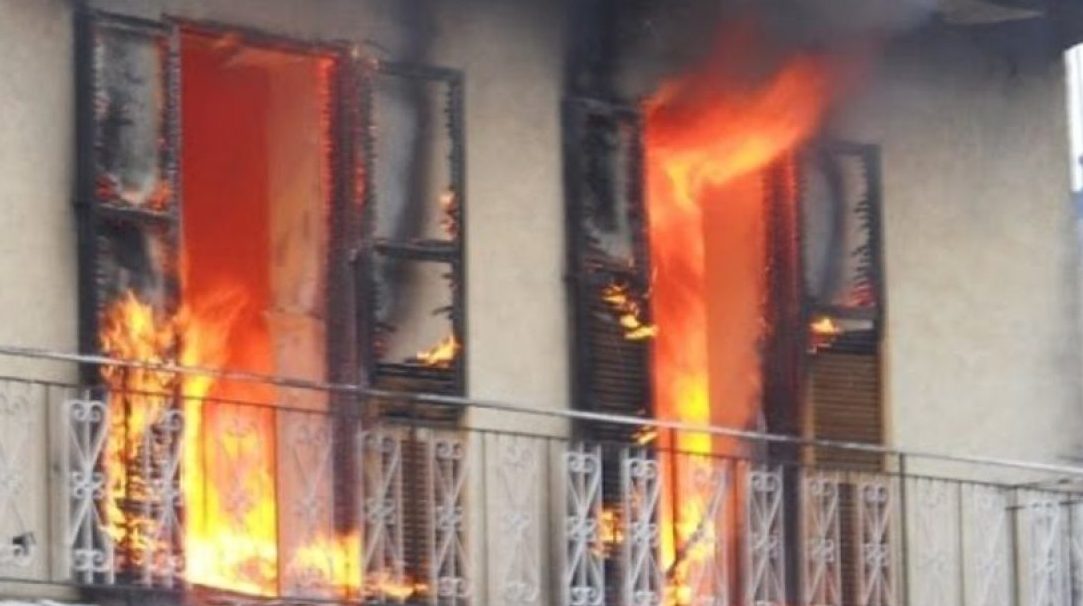 Torino – Va a fuoco abitazione la notte di Capodanno, forse per i petardi: diversi intossicati