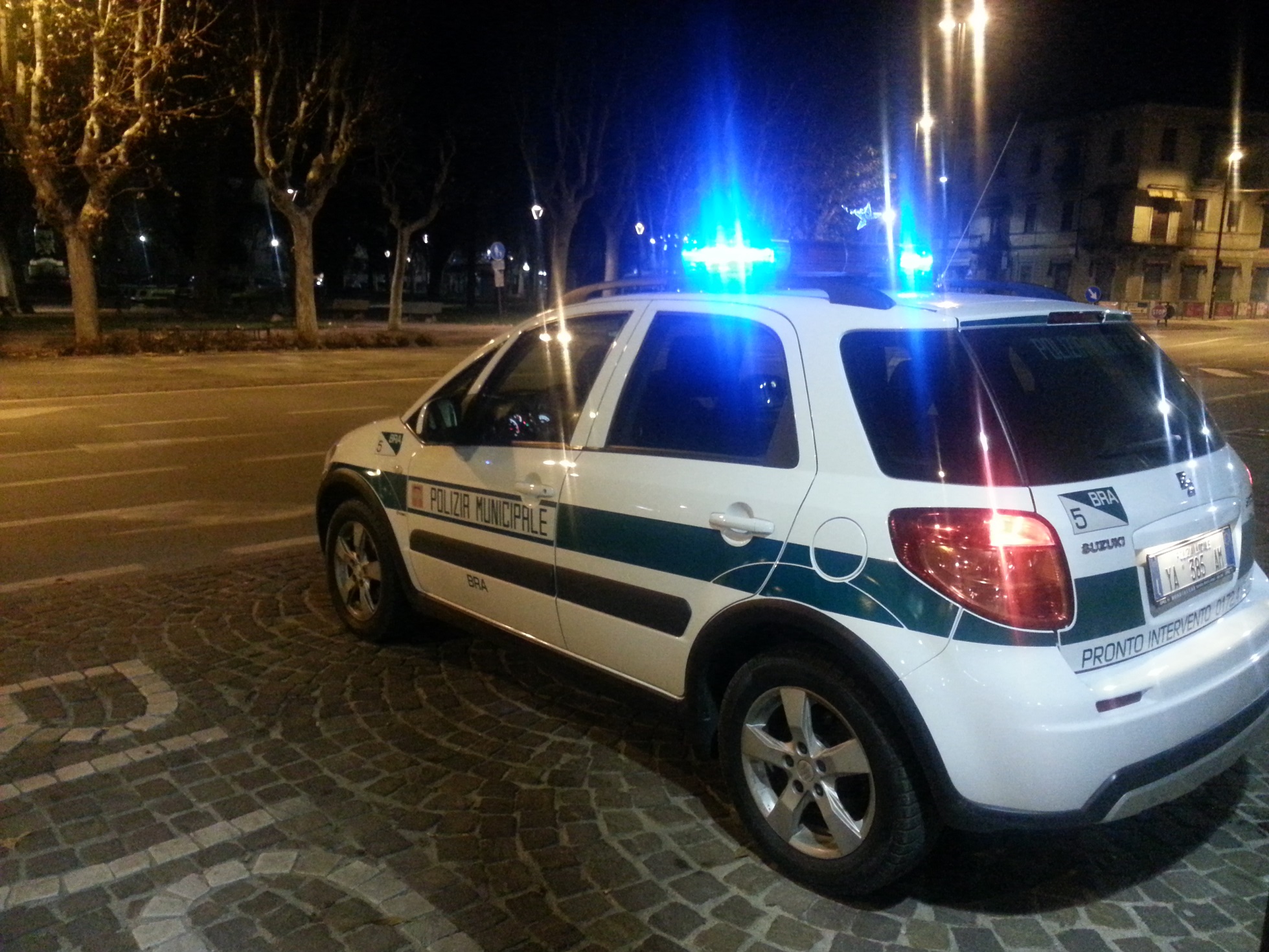 Grave incidente con feriti in corso Casale – Auto invade carreggiata e causa scontro a catena