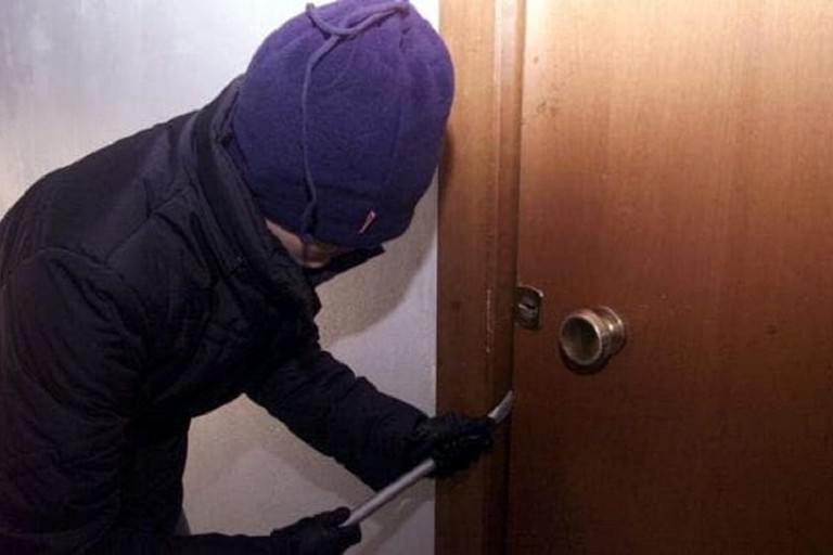 Svaligiavano case nella notte, scattando foto alle vittime mentre dormivano – Fermata banda di ladri seriali