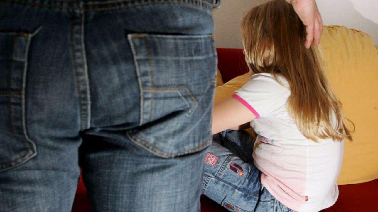 Violenza sessuale sulla figlia 15enne della compagna – Arrestato uomo di 60 anni