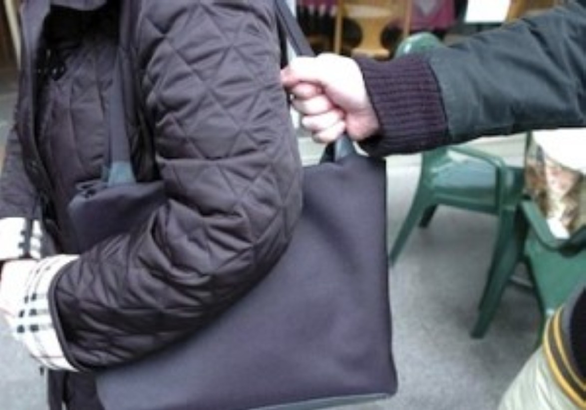 Anziana circondata da famiglia Rom –  13enne le strappa la borsa e fugge
