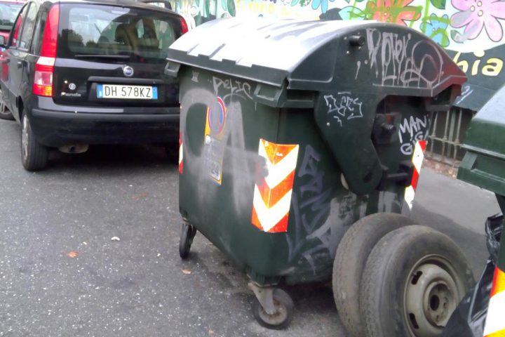 Scippa una donna e si nasconde nel bidone dei rifiuti – Scoperto da un passante