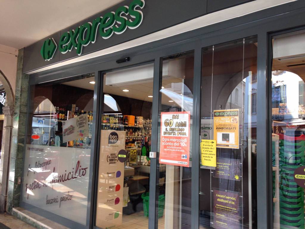 Impazzisce una volta beccato per un furto – Rantola per terra e prende a calci il titolare del supermercato