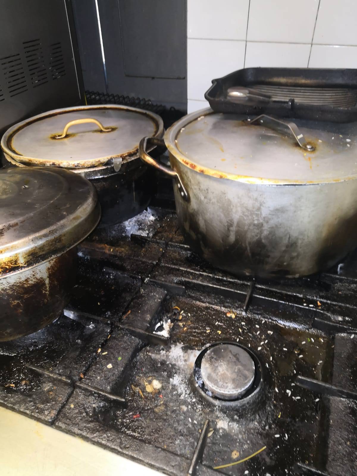 200 kg di carne avariata, odori nauseabondi e impianto a gas fuori norma – Polizia in un circolo di Torino