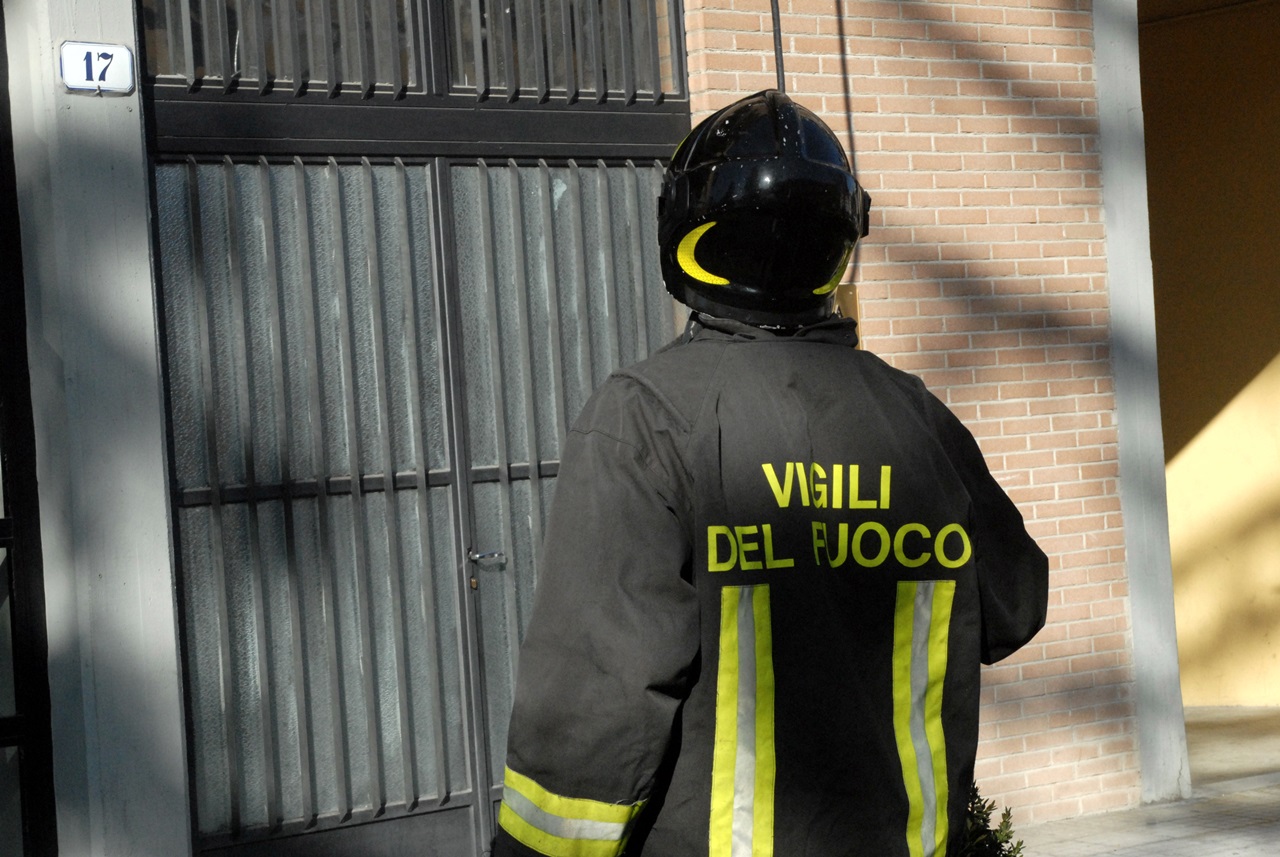 Si rifiuta di tornare col compagno – Lui si ubriaca e le dà fuoco alla cantina