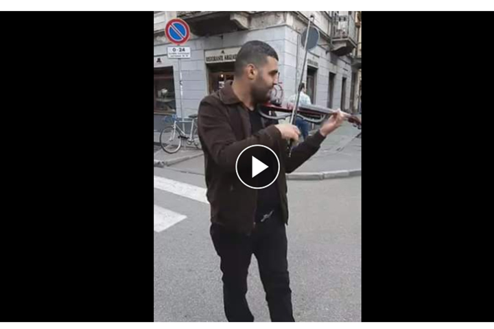 Nabil, poeta della musica, scende in strada a sorpresa e illumina San Salvario – VIDEO