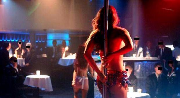 Camerieri ed entraineuse di uno storico locale a Torino erano tutti in nero – Maxi multa al titolare