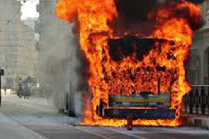 Torino – Paura in strada, prima un botto poi autobus Gtt prende fuoco all’improvviso VIDEO