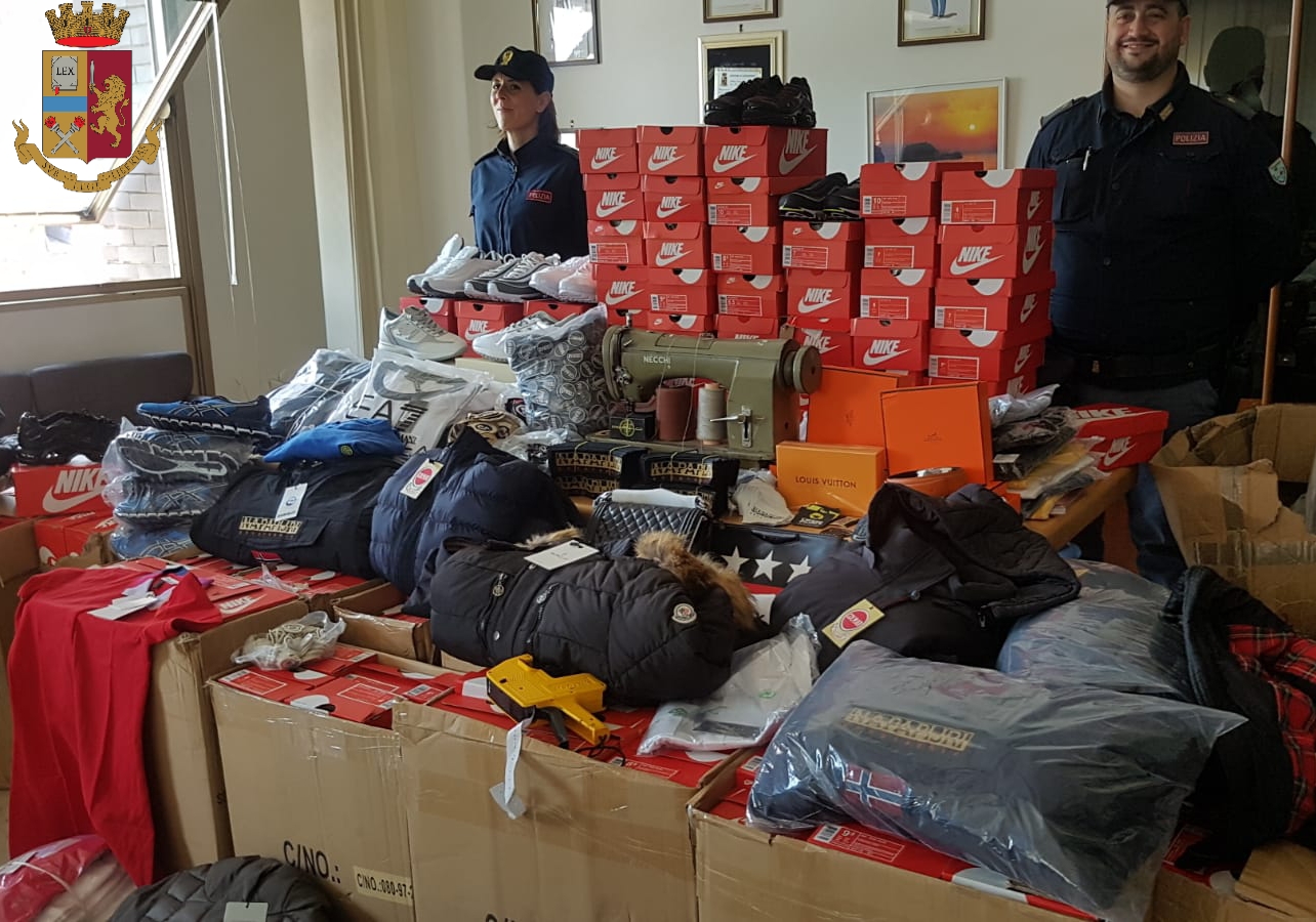 Scoperto in corso Regina laboratorio di merce tarocca – Da Nike a Napapijri, centinaia di capi falsi
