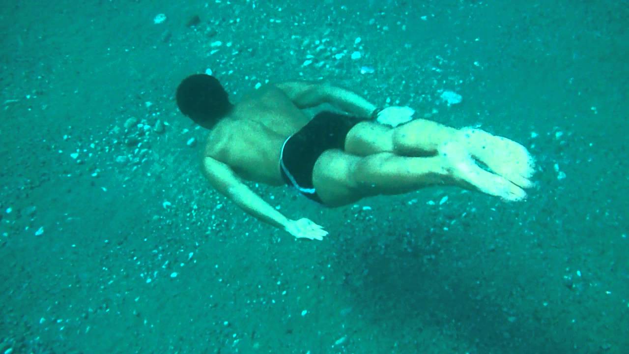 Torinese si tuffa in acqua e sbatte il collo – Ora rischia la paralisi