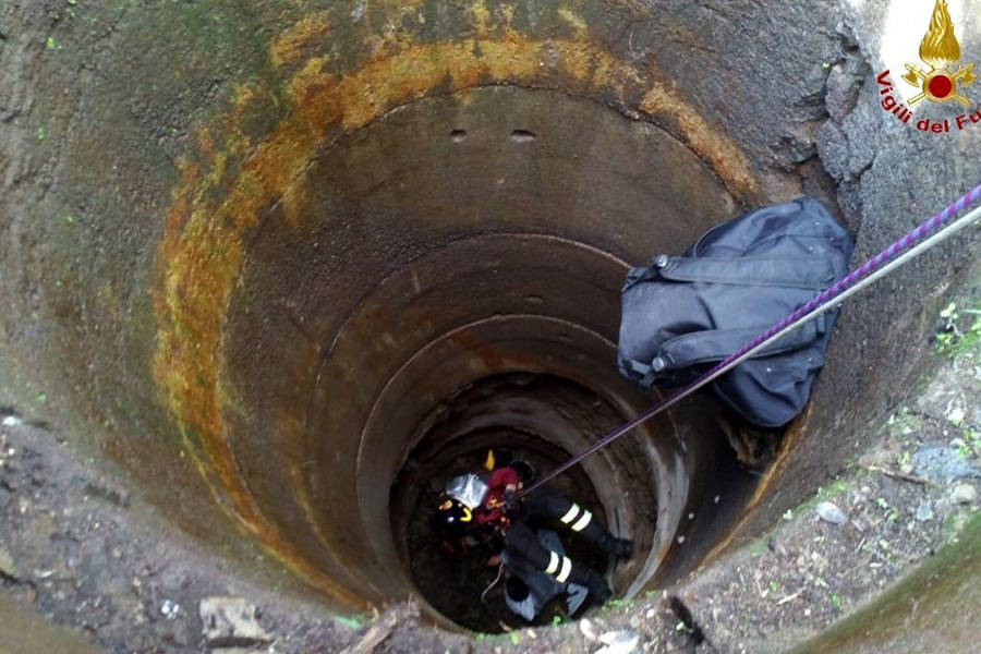 Bimbo cade in un pozzo di 5 metri – La madre incastrata per salvarlo