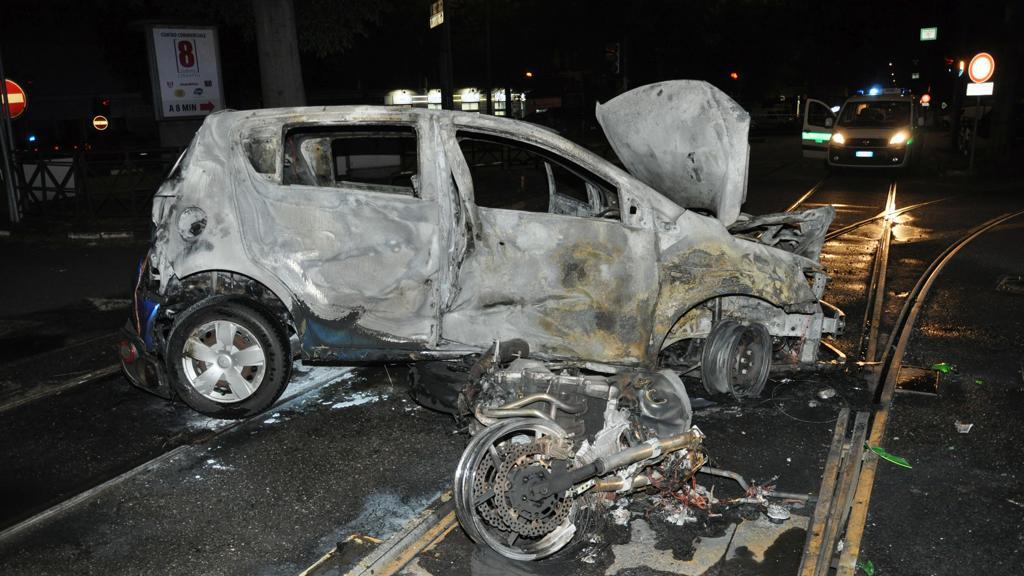 Tragico schianto nella notte – Moto e auto vanno a fuoco, muore il centauro