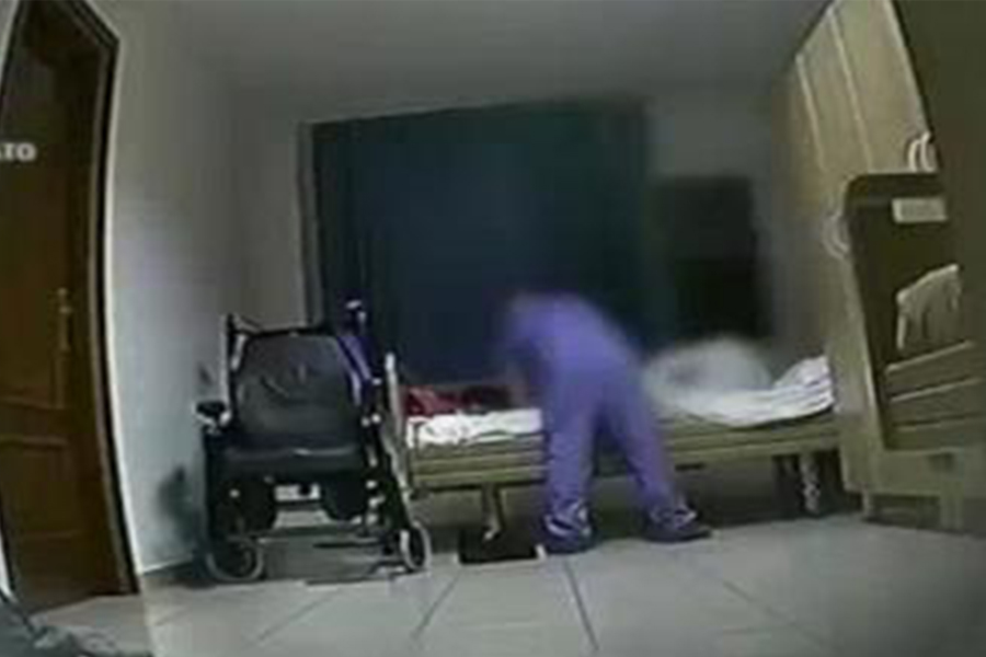 Anziani picchiati in casa di riposo- Pugni in testa, calci e schiaffi: tre indagati