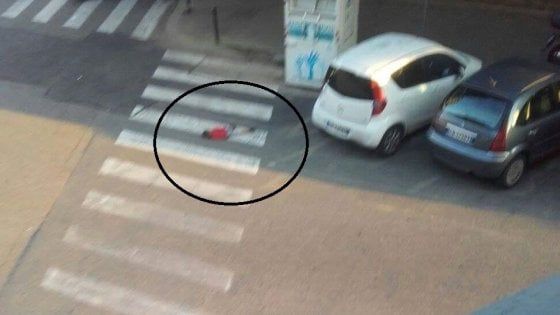 Accampati ovunque, un bimbo addiritttura dorme sulle strisce – Degrado totale ai Giardini Ferruccio Novo