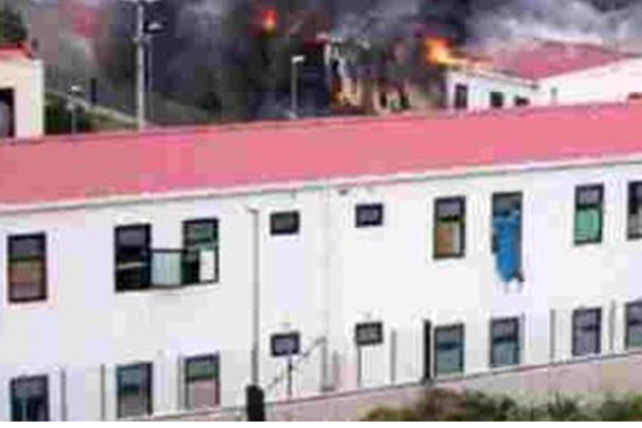 Straniero in attesa di rimpatrio muore al Cpr – Roghi di protesta